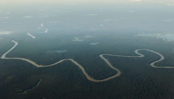 Una vista aérea del río Solimões, uno de los principales afluentes del Amazonas, en la reserva natural cerca de Mamiraua Tefe, Brasil. Foto: Reuters