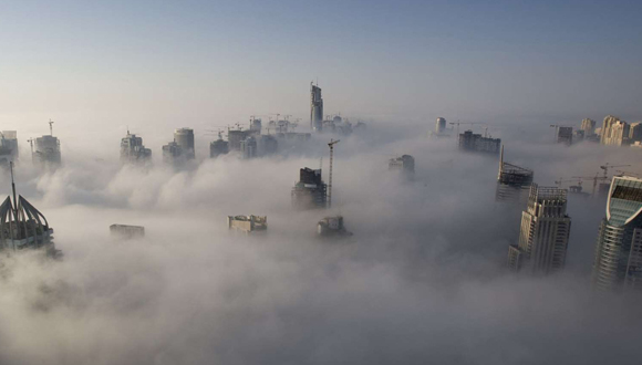 Densa niebla en Dubái. Foto: Steve Crujiente