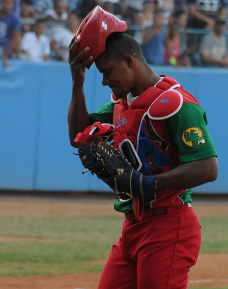 Alarcón: buen bateador, excelente corredor, mal catcher. Foto: Ladyrene Pérez / Cubadebate.