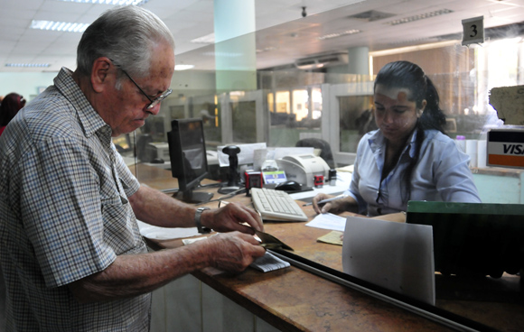 Con el uso del comercio electrónico, los clientes pueden realizar transacciones bancarias on-line, y esto incidiría tanto en las prestaciones que hoy ofrece la banca nacional como en el bienestar de las personas. Foto: Ladyrene Pérez/Cubadebate. 