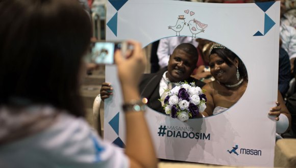Amor a una sola voz: 1.960 parejas se dan el sí en masiva boda en un gimnasio de Brasil. Foto: AFP