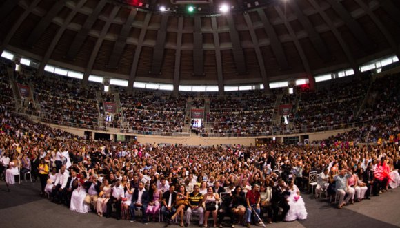 Amor a una sola voz: 1.960 parejas se dan el sí en masiva boda en un gimnasio de Brasil. Foto: AFP