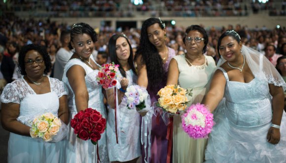 AFP/AFP - Algunas de las novias de las 1.960 parejas que se casaron en una ceremonia masiva en el estadio Maracaná, Rio de Janeiro, Brasil, el 30 de noviembre de 2014