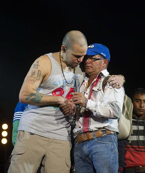 Agradecen gesto de Calle 13 en redes sociales. "Gracias Rene, este abrazo es a todo México, los estudiantes jamas te olvidaremos. Eres grandisimo", comentó joven mexicano en su cuenta de Twitter.