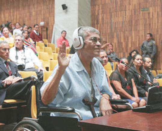 La última aparición pública de Elías Barahona fue a principios de octubre pasado, unas semanas antes de su fallecimiento. En silla de ruedas declaró como testigo en el juicio que se sigue en Guatemala por la quema de la embajada de España. Dio un ejemplo final de consecuencia revolucionaria. 