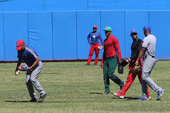 Entrenamientos del equipo Cuba de pelota que participara en los Juegos Centroamericanos de Veracruz. Foto: Ismael Francisco/Cubadebate.