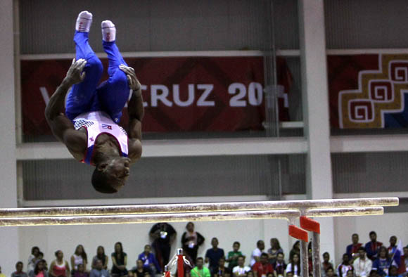 Manrique Larduet, oro en caballo de salto, Plata en Paralelas y Barra fija. Foto: Ismael Francisco / Cubadebate.