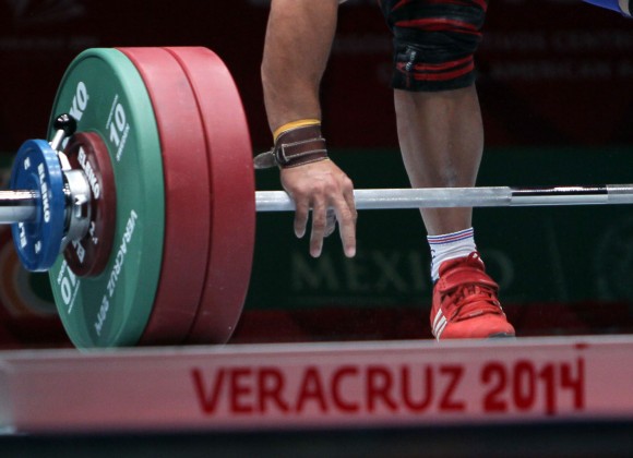 Oro para Yoelmis Hernandez en los 85 kg de las pesas centroamericanas con un registro de 160 kg en arranque. Foto: Ismael Francisco/Cubadebate.