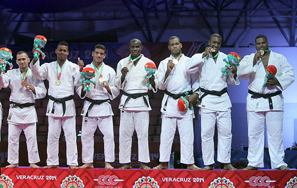 Oro para el equipo cubano masculino de Judo. Foto: Ismael Francisco / Cubadebate