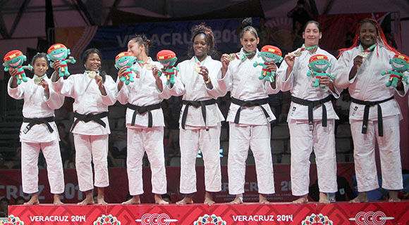 Oro para el equipo cubano femenino de Judo. Foto: Ismael Francisco / Cubadebate