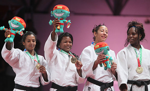 Oro para el equipo cubano femenino de Judo. Foto: Ismael Francisco / Cubadebate