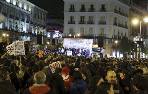 Las llamadas Marchas por la Dignidad a su paso por la plaza de Cibeles, camino de la Puerta del Sol, para reivindicar "Pan, trabajo y techo". Foto: EFE