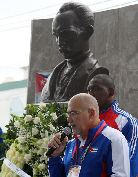 Depositan ofrenda Florar a busto de José Martí, en la calle Martí, Veracruz. Foto: Ismael Francisco/Cubadebate.
