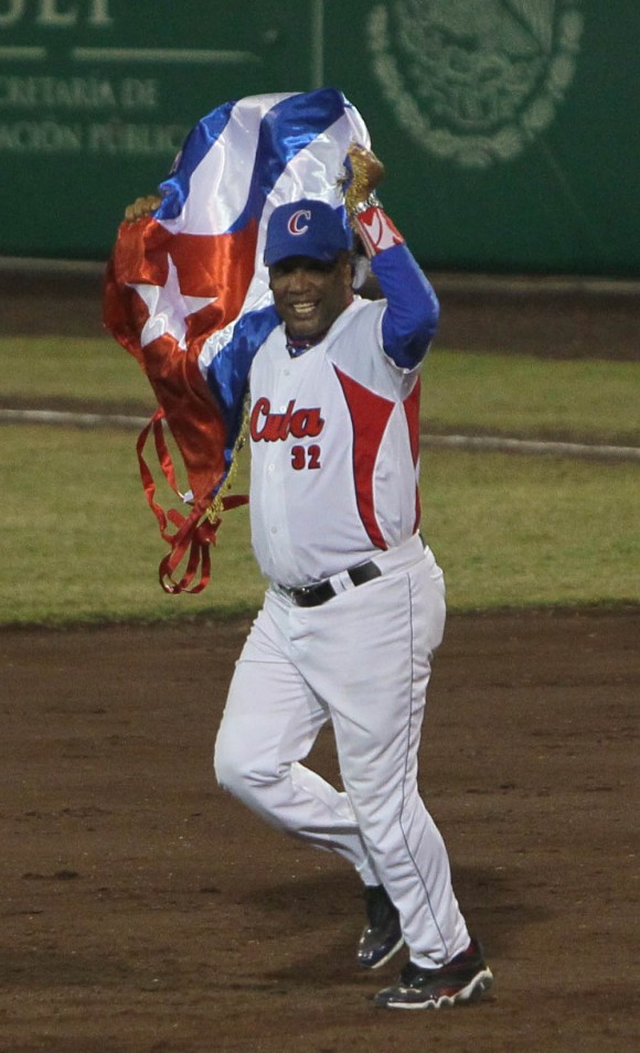El manager cubano Víctor Mesa celebra jubiloso el triunfo de su equipo. Foto: Ismael Francisco / Cubadebate