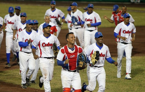Peloteros cubanos celebran la victoria en el juego final del torneo de béisbol de los Juegos Centroamericanos y del  Caribe. Foto: Ismael Francisco / Cubadebate