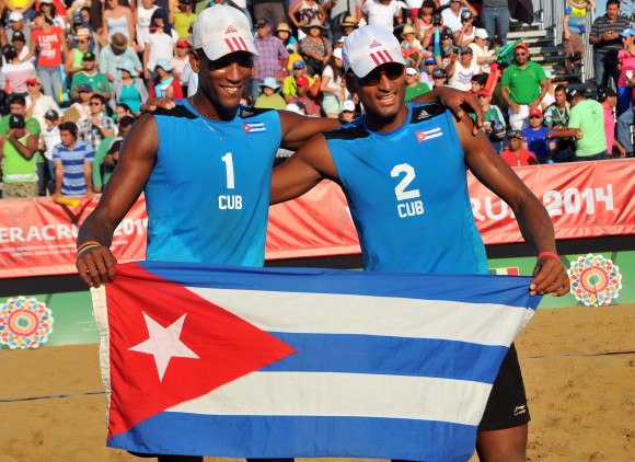 Voleibol de playa M oro para cuba Nivaldo Diaz y Sergio Gonzalez. Foto: Ricardo López Hevia / Granma / Cubadebate