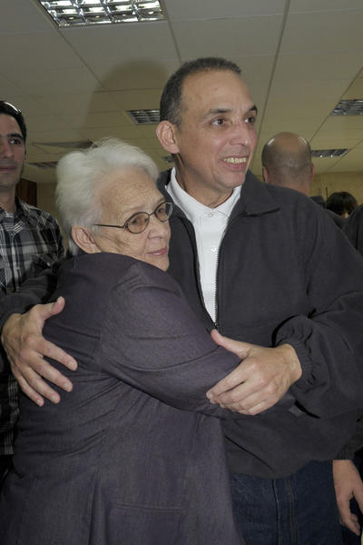 Nuestro héroe Antonio Guerrero (D)), con su madre Mirta(I), a su arrivo a la patría, en La Habana, el 17 de diciembre de 2014.    AIN  FOTO/ Estudios Revolución