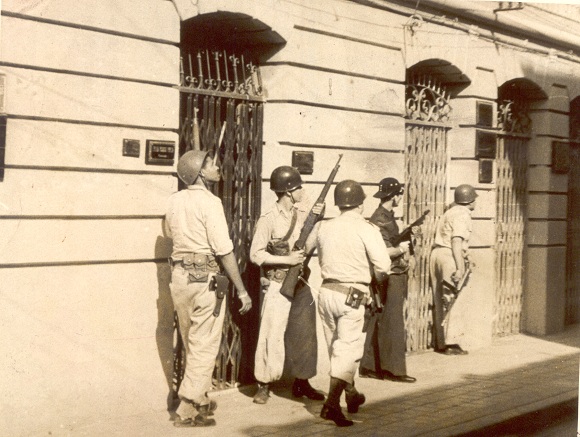Soldados de la tiranía ocuparon la Catedral de Santiago de Cuba, para combatir a los francos tiradores,  violando la inmunidad eclesiástica. Foto: Verde Olivo / Archivo.