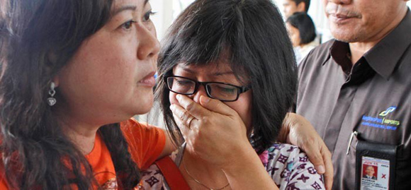 Familiares de las víctimas lloran por la desaparición del avión indonesio. Foto: AP. 