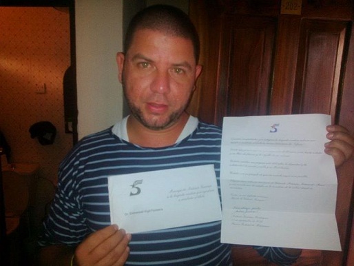 Desde Sierra Leona muestra con orgullo la carta enviada por Antonio Guerrero, uno de los cinco héroes cubanos presos en Estados Unidos