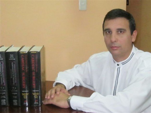 el Doctor Roberto Núñez Fernández,  especialista de primer grado en cirugía cardiovascular.