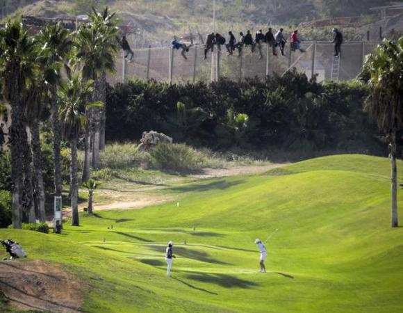 Durante la semana del 22 de octubre de 2014 dio mucho de qué hablar un lujoso campo de golf financiado con dos millones de euros de Fondos Europeos y ubicado en Melilla, a pocos metros de la frontera entre Marrueco