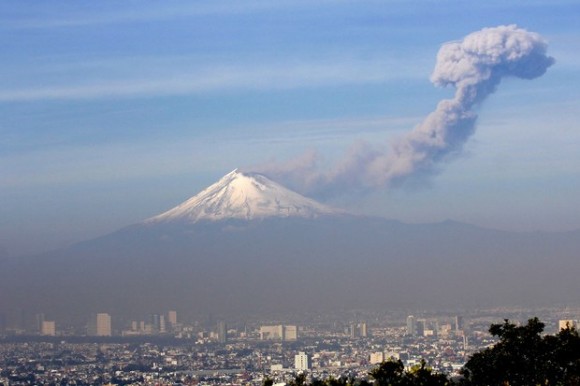 El volcán Popocatépetl mantiene una actividad con exhalaciones de vapor de agua y ceniza en las últimas 24 horas. Foto: Notimex.