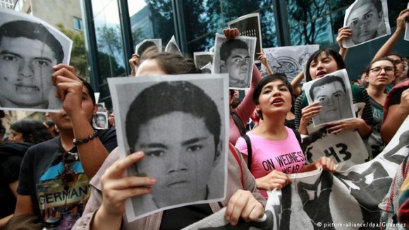 Padres de estudiantes desaparecidos en México continúan sus reclamos en la Navidad