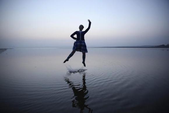 La bailarina escocesa de danza folklórica Mairie McGillivray de 16 años, baila en la playa en Bridgend mientras posa para una fotografía en la isla Hebridean de Islay este 11 de marzo de 2014. REUTERSPaul Hackett