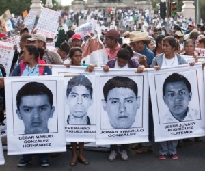Madres de normalistas de Ayotzinapa reclaman por sus hijos
