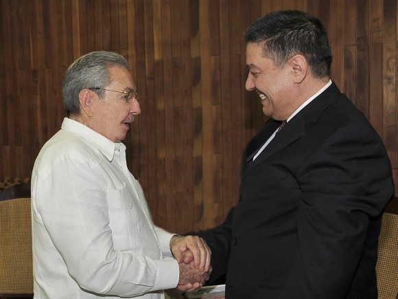 Raúl Castro y Ministro de Salud de Argelia 20 de diciembre de 2014