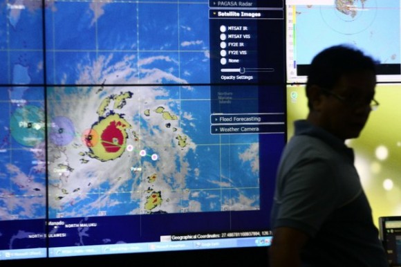Un meteorólogo Observa el camino del tifón Hagupit, en las oficinas de la Administración de Servicios atmosféricos, Geofísicos Y Astronómicos de Filipinas (PAGASA, por sus siglas en español). Foto: Xinhua
