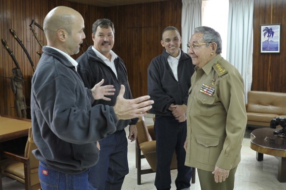 Raúl Castro en el encuentro con Gerardo Hernández, Ramón Labañino y Antonio Guerrero. Foto: Estudios Revolución