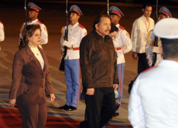 Daniel Ortega Saavedra (CD), Presidente de la República de Nicaragua, fue recibido por María Esther Reus (I), a su llegada al aeropuerto internacional José Martí, para participar en la XIII Cumbre ALBA-TCP, en La Habana, Cuba, el 13 de diciembre de. AIN FOTO/Abel PADRÓN PADILLA