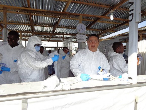 Médicos cubanos del Contingente Henry Reevecombatiendo el ebola en Africa