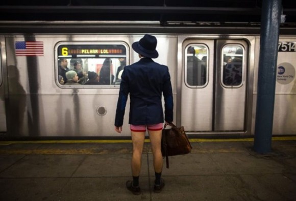 Un hombre espera viajar durante el “No Pants Subway Ride”, celebración que se festeja el 12 de junio y que invita a viajar en subte sin pantalones. / Foto: elmeme.me
