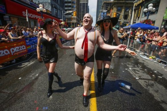 Un hombre se disfrazó del alcalde de Toronto, Rob Ford, para burlarse de él. El divertido hecho ocurrió durante el desfile del orgullo gay en junio. / Foto: elmeme.me
