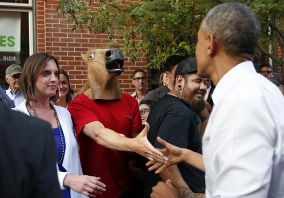 El 8 de julio, Barack Obama saluda a un hombre que lleva puesta una máscara de caballo, durante una caminata entre la gente. / Foto: elmeme.me