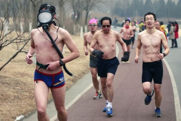 En febrero, un participante de una carrera en Beijing vestía una máscara de gas. Este evento se supone que apoya la promoción de un estilo de vida saludable, aunque no deja de verse afectado por la contaminación de la ciudad china. / Foto: elmeme.me