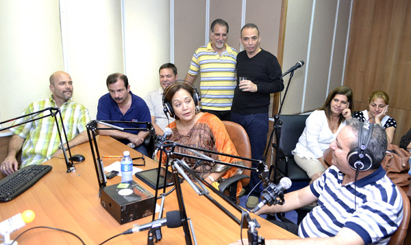 Arleen con los invitados del programa. Foto: Abel Rojas Barallobre/ Radio Rebelde