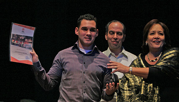 Arleen Rodriguez y Rogelio Polanco le entregan diploma a Elian Gonzalez, la por el 15 Aniversario de la Mesa Redonda. Foto: Ismael Francisco/Cubadebate.