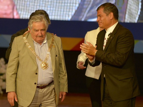"Toda América Latina te reconoce, tu pueblo te reconoce y se identifica contigo", dijo el presidente ecuatoriano Rafael Correa al entregarle el Gran Collar al mandatario de Uruguay, José Mujica. Carlos Barros