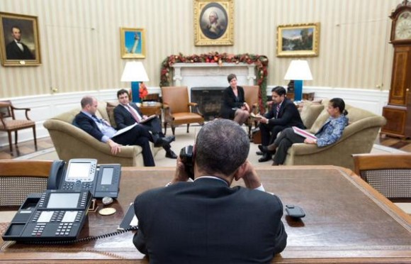 Obama conversa por teléfono con el presidente cubano Raúl Castro, el 16 de diciembre de 2014. Foto: Casa Blanca.
