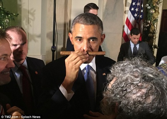 A Obama le regalan un habano cubano, poco después del anuncio de restablecimiento de relaciones con Cuba. Foto: Daily Mail.