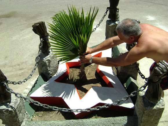 Momento de plantar la hoy ya adulta Palmacia, conocida como Jata de Guanabacoa, simbolo del mestizaje. Foto. Cortesia Pedro Alberto González.