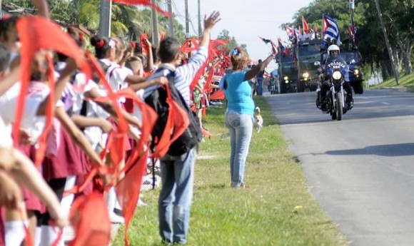 El pueblo habanero saluda a la Caravana de la Libertad, durante el recorrido por la provincia, el 08 de enero de 2015.AIN FOTO/Abel PADRÓN PADILLA