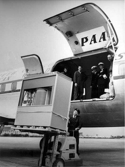 Cargando el primer disco duro de 5 megabytes en un avión de PanAm, 1956
