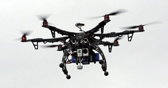 Demostración de drones que sobrevuelan en la ciudad de Brigham en Estados Unidos. Foto Ap