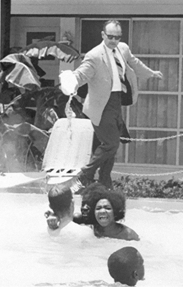 Dueño de un hotel vierte ácido en la piscina mientras unas personas negras disfrutaban de su baño, 1964.