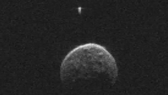El asteroide que acaba de pasar al ras de la Tierra traía una mini luna propia, informó la NASA. Imagen tomada del video que la agencia divulgó de la roca estelar. Foto: NASA
